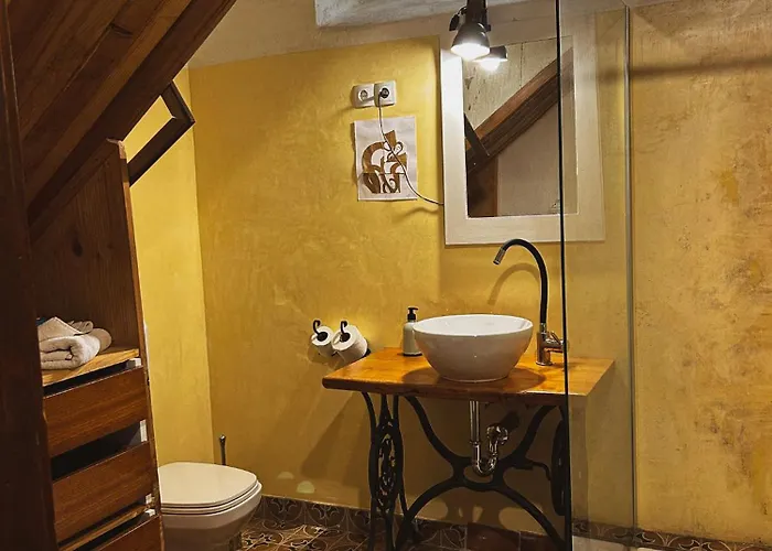 Hisa Velikanka_giantess בית כפרי *